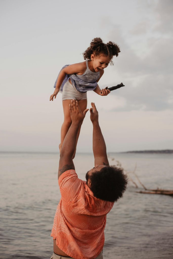Padre disfrutando con su hija en la playa