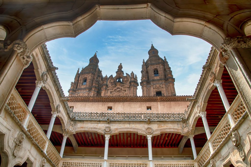 Patio de salamanca con vistas a catedral