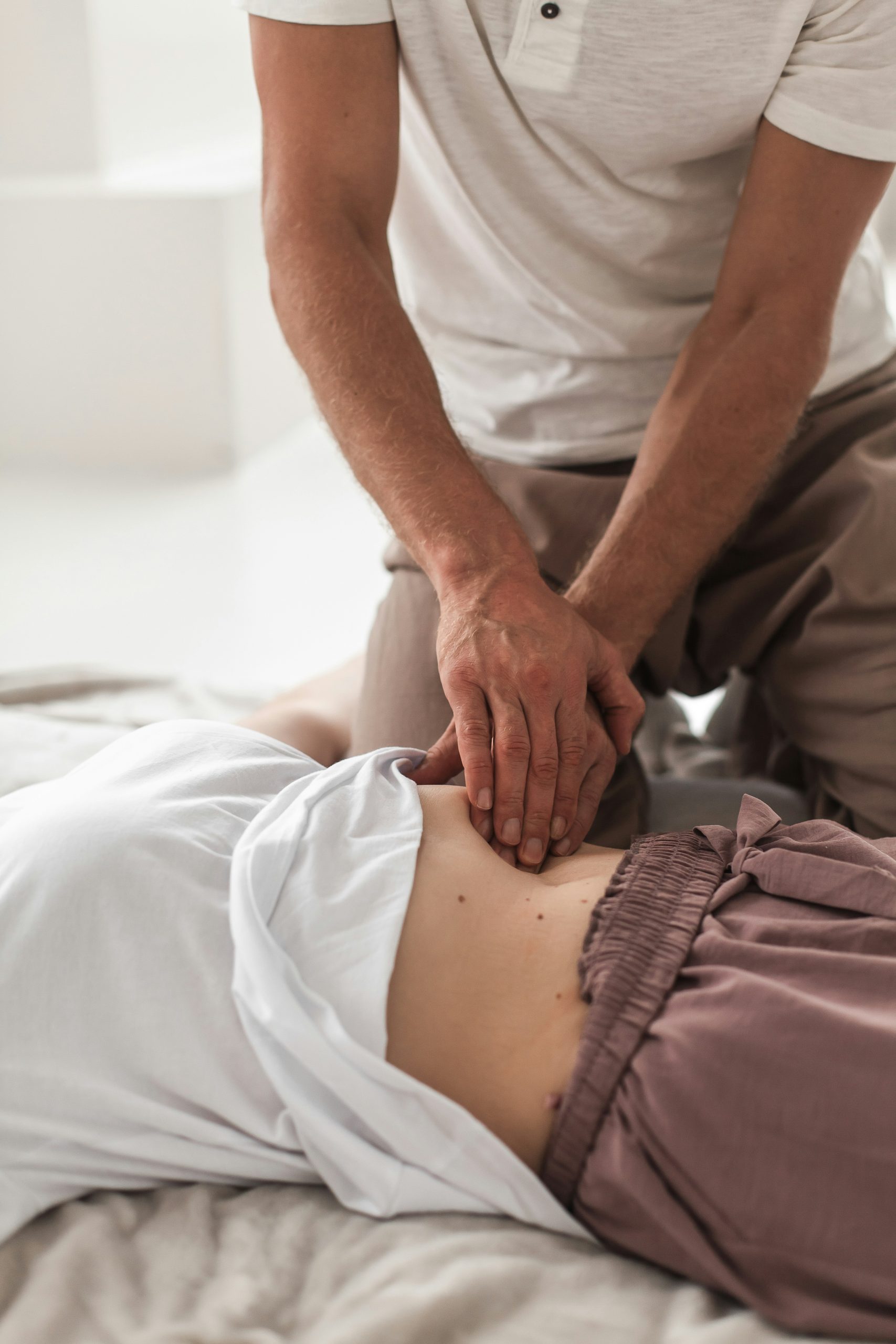 Fisioterapeuta tratando a mujer