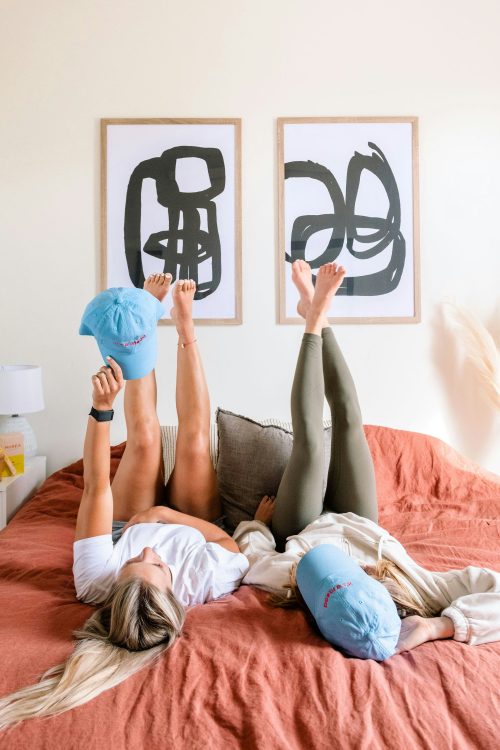 Personas realizando estiramientos en casa