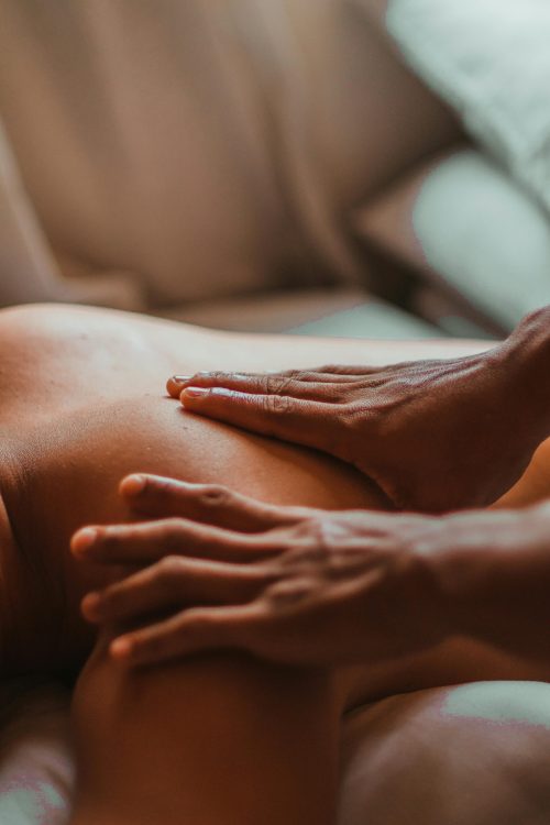 Masaje de fisioterapia a persona